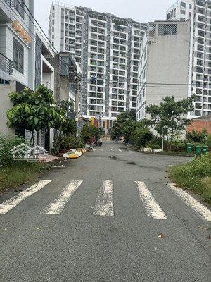 bán đất gần vòng xoay phú hữu giáp quận 2 80m2 giá 4,5 tỷ sổ hồng đường xe tải hổ trợ vay ngân hàng