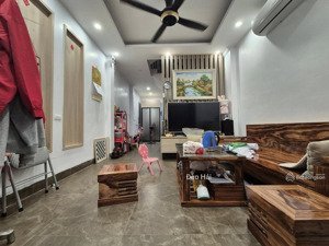 bán nhà ngõ 250 kim giang, hoàng mai, 42m2x5t, giá 9.55 tỷ, full đồ, 50m ra bãi gửi xe oto