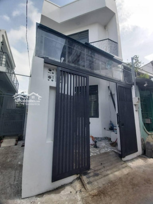 bán nhà vòng xoay phú hữu quận 9 dt 61m2 6x10m 1trệt 1 gác 4,2 tỷ sổ hồng bao sang tên 