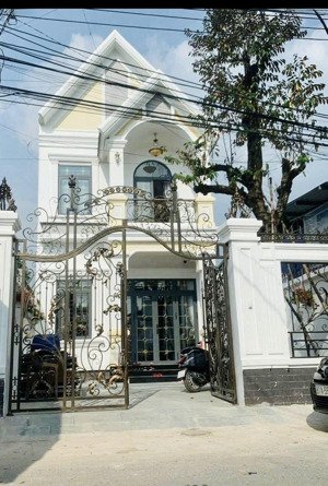 288, phường phú lợi, thủ dầu một (cũ). nhà gồm: 1 t, 1 lầu, phòng khách, bếp, 1 phòng thờ, 3 phòng