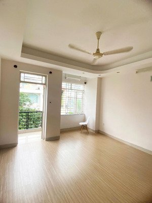 phòng ban công tách bếp gần đh văn lang 3 lầu thấp vào ở ngay đường đặng thùy trâm