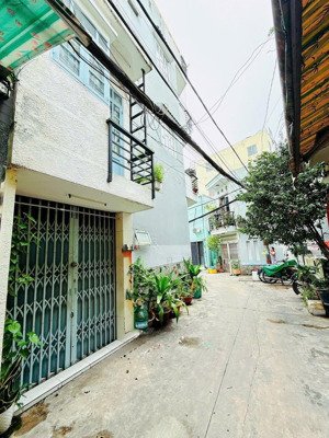 nhà nhỏ xinh xắn hẻm 154 âu dương lân quận 8. nhà 2 tầng - 1 tỷ 880 - hướng nam. lh em tú để xem