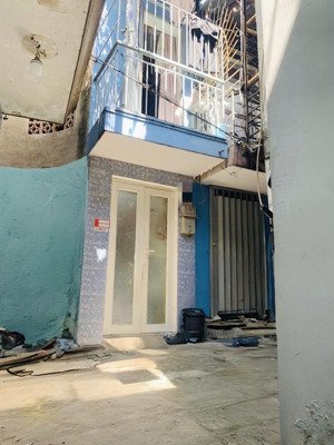 tôi bán nhà 20 m2, 1 trệt, 1 lầu, sổ hồng riêng, xe hơi đến nhà, quận 4. giá: 1,25 tỷ