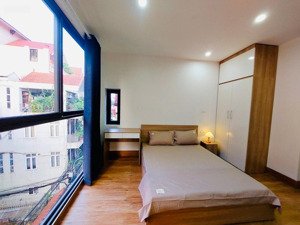 bán tòa căn hộ dịch vụ phố hào nam. dt 76m2x8t. 2 thoáng. 18p khép kín. dòng tiền 85tr/th. gần phố