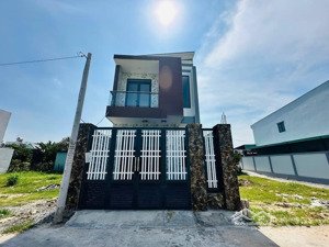 chủ gửi bán nhà mới xây đường suối lội, xã tân thông hội. 1 lầu 1 trệt, dt 80m2, shr, giá 1 tỷ 9