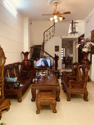 gia đình đang ở cần bán. dt:4.2x 20. 4 lầu,vài bước ra mặt tiền trần não.