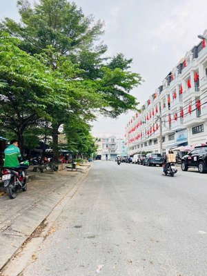 nhà phố kdc an sương quận 12. shr