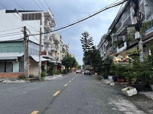 13 tỷ 800 thương lượng, nhà 4 tầng, mặt tiền kinh doanh, diện tích : ngan 4 mét - dài 20 mét.