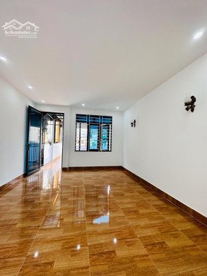 chủ cần bán gấp. xuân thủy. 2 mặt thoáng 32m2. 5 tầng. chủ tự xây ở ngay. hàng xóm cán bộ. 7.2 tỷ