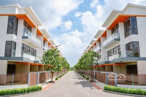 nhà phố 80m2, cách phú mỹ hưng q7 20phút, sổ hồng riêng, 1 trệt 2 lầu, thanh toán 1tỷ2 nhận nhà.