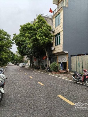 hàng hiếm - vừa ở vừa kinh doanh
+ vị trí vàng: đối diện chung cư, sát công viên ánh sáng