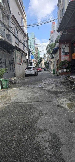 mtkd sầm uất phạm văn bạch dt: 818m giá bán 20 tỷ