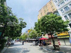 nhà mặt phố trung tâm cầu giấy thang máy hầm kinh doanh đỉnh mặt tiền rộng, vỉa hè đá bóng