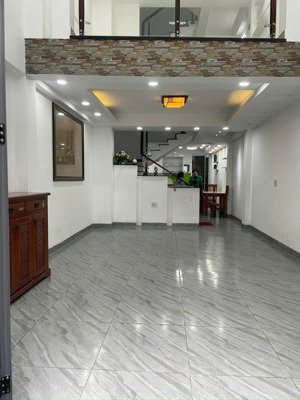 nhà lửng 2 lầu 5pn, 4wc full nội thất gần chợ tân mỹ