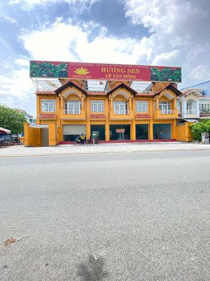 bán nhà mt phạm văn đồng ngay lối vào sân bay tân sơn nhất, 11x50m, 3 lầu. qhxd 2 hầm + 12 tầng