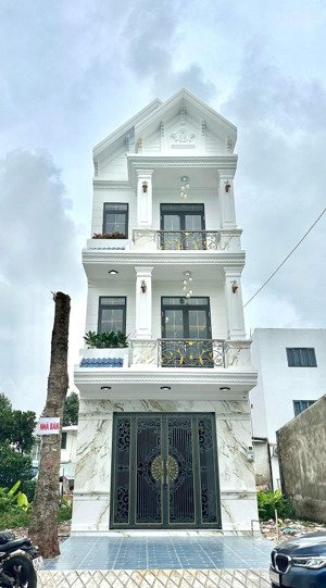 nhà 3 lầu siêu đẹp full nội thất cao cấp kdc hồng loan đoạn gần trần hoàng na