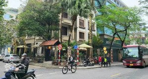 hot! cho thuê nhà mặt phố tại tràng tiền,dt 160m2, mt 8m, 230tr/tháng, phù hợp với mọi mô hình kd