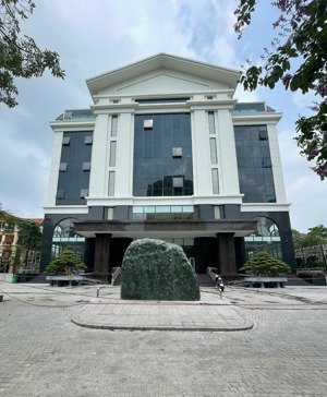 "view siêu đẹp" cho thuê tòa nhà văn phòng phố hoàng đạo thúy. dt 2500m2, mt 60m, xd 1000m2 x2t