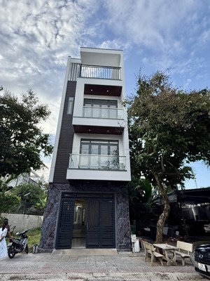 bán căn nhà 1 trệt 3 lầu, đã hoàn công, tặng 10 phòng ngủ xịn sò tại trung tâm tp bà rịa, 7.6tỷ