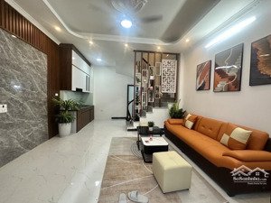 bán nhà cổ linh, long biên 32mx 5 tầng, mặt tiền 4,5m, giá 6.5 tỷ. nhà mới, đẹp, lô góc thoáng sáng