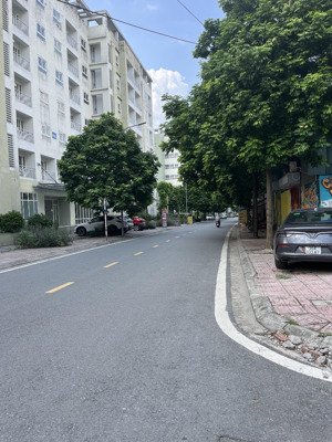 đức giang: 55m giá 8,7 tỷ: lô góc hai mặt tiền thoáng sáng, kinh doanh, đường 17m, giá quá hấp dẫn