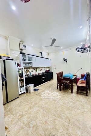 bán nhà phố vũ tông phan, tuyến phố trung tâm, kinh doanh buôn bán tốt, giao thông thuận lợi.