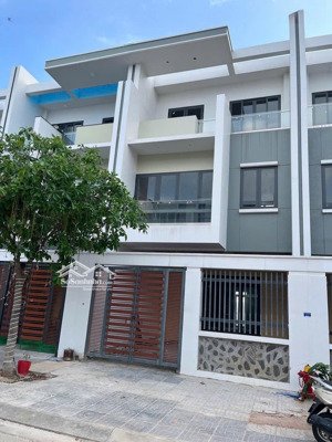 cần bán gấp nhà phố 3 lầu 120m2 có sổ hồng bà rịa city gate giá 4.350 tỷ, lh phạm yến 
