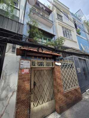 hoàng diệu q4 - sát mt - 30m2 - 2 lầu sân thượng không qh - chỉ 4 tỷ hơn