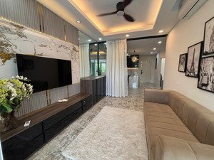 huỳnh trâm -bán và cho thuê căn hộ sky garden 2 phú mỹ hưng, 100m², 3pn, sân vườn, căn hiếm