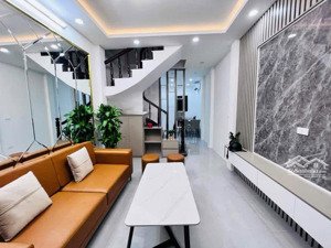 nhà đẹp! lô góc pháo đài láng, ngõ thông,nhà thoáng sáng , dân xây mới đẹp, nội thất xịn 42m 5 t