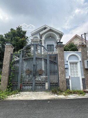 nhơn đức-cách cầu rạch tôm 300m, biệt thự nở hậu, xe 45 chổ đậu trước nhà, giá 10,5 tỷ.