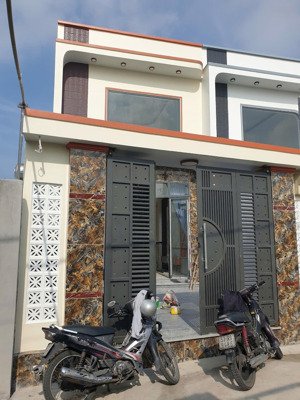 nhà 2 tầng xây mới 5 x 19m, đường xuân thới thượng 25, gần chợ xuân thới thượng