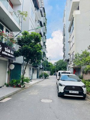 cần bán nhanh nhà mặt phố ái mộ , kinh doanh , vỉa hè. diện tích : 66m2 , mt : 4.5m.