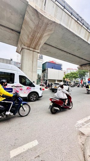 hiếm, căn nhà cũ bán đất còn xót lại phố cầu giấy, 30m ngõ ô tô, xây chdv, ccmn 106m2 giá 20.5 tỷ