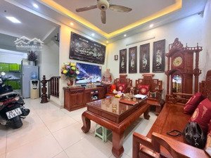 chính chủ cần tiền gửi bán nhanh căn nhà văn quán ô tô kinh doanh, dt 54m2 giá 13.9 tỷ.