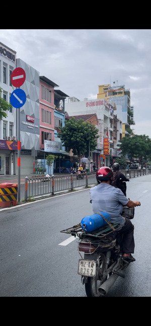 mặt tiền ngang 4.7m 4 tầng lề 6m gần ngã tư, đh bách khoa , 3 trường câp 123, cty văn phòng lữ gia