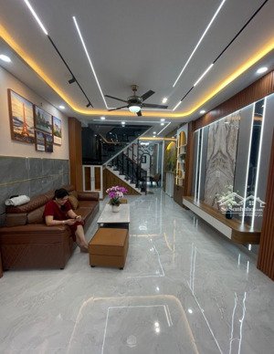 chỉ: 6,95ty. nhà đẹp ở ngay lê thúc hoạch. 2 tầng, 4pn. dt:72m. nở hậu tài lộc. xem là thích liền.