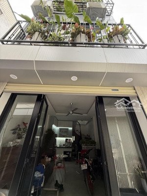 ngọc thuỵ: 33m2, 3 tầng giá 5,5 tỷ: dân xây, 100m ô tô tránh, gần chợ ngọc thuỵ, gần trường học