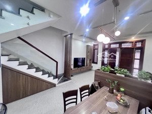 siêu phẩm- cầu giấy-nhà dân xây -dt 59 m- mt 6 m-ô chờ thang máy- nội thất cực đẹp-ngõ ô tô