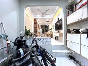 phân khúc hơn 10 tỷ - ô chờ thang máy - lạc long quân - cầu giấy.