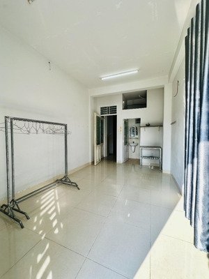 cho thuê phòng trọ giá 2,4tr, gần biển, sạch sẽ, thoáng mát, an ninh, đảm bảo pccc