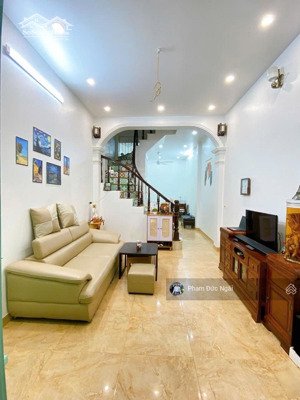 chính chủ cần bán nhà hoàng cầu 52m 5 tầng oto đỗ cổng 60m ra mặt phố tiện ích ngập tràn. cực hiếm