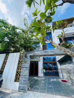 bán biệt thự sân vườn 3 tầng tân cổ điển full nội thất siêu cao nhất trung tâm liên chiểu