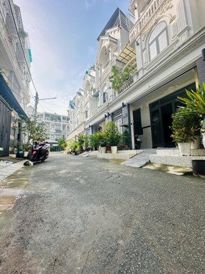 còn xót 1 siêu phẩm 6,2x13,5m xây 4 tầng, đường 6m oto trong nhà. sát q7 giá chỉ 7,39 tỷ tl