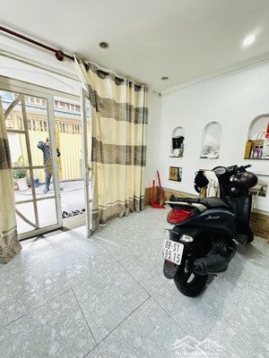 đi 3 phút tới quận 1 - ngay đại học kinh tế - 2 tầng - 6.3 x 10m - 7.3 tỷ tl