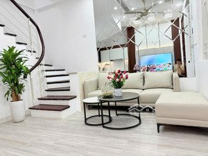 gấp! phố cầu giấy 39m2*4t. ở sướng. sđcc. 20m ra ô tô tránh. chủ tự xây. hàng xóm cán bộ. 7.3 tỷ.