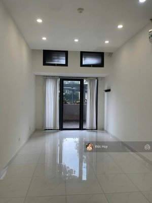 cho thuê căn studio sân vườn siêu rộng - 35m2 ntcb có bếp, giá chỉ 11tr/tháng - the sun avenue