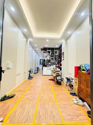 siêu phẩm ngọc thuỵ long biên ,cách mặt phố 80m- đầy đủ nội thất - sổ đỏ sẵn giao dịch- ko qh