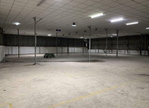 kho sạch đẹp, 1.000m2. xe cont vào ngày. chỉ 75tr/th. còn thương lượng