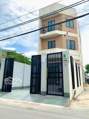 từ 9.5tỷ hạ mạnh còn 7.7tỷ
nhà góc, 1trệt 2lầu 1sân thượng, mặt tiền đường số, nguyễn duy trinh